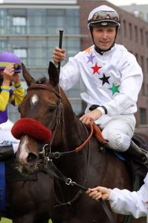 Wieder ein Sieger: Stephen Hellyn auf Ante Portas beim Derbymeeting.  www.galoppfoto.de - Frank Sorge