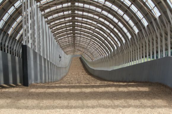 Im Trainingszentrum im Shadai Horse Park: Über 1500-Meter lang ist die überdachte Trainingsbahn, die bergan führt. Foto: Claudia von der Recke