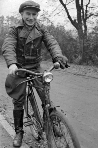 1939 in Hoppegarten: Jockey Hein Bollow noch als Fliegengewicht auf dem Fahrrad unterwegs ... www.galoppfoto.de - Archiv