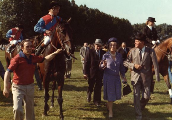 1976 - Bescheiden im Hintergrund Trainer Heinz Jentzsch: Hier hinter Gabrielle Baronin von Oppenheim (Gestüt Schlenderhan) – mit Derbysieger Stuyvesant in Hamburg-Horn. www.galopp-hamburg.de