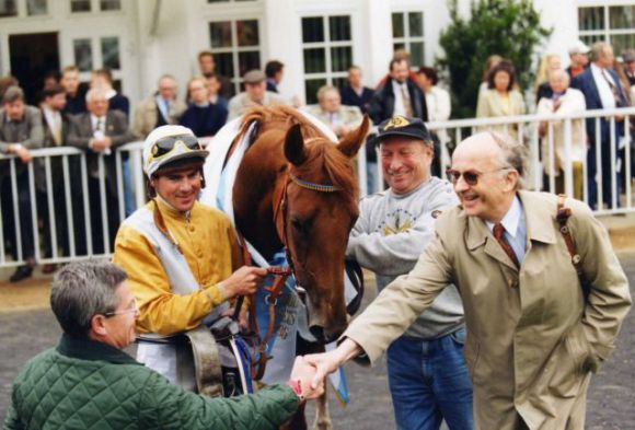 Freude im Absattelring bei Trainer Harro Remmert, Jockey Peter Schiergen und Besitzer Reinhard Delius: Der war für Wurftaubes Start im Herold-Preis 1996 nach vielen Jahren erstmals wieder nach Hamburg gereist.