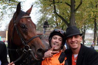 Daniele Porcu ist viel unterwegs, z.B. in  Magdeburg mit Jan Korpas und Gregorius nach einem Sieg. www.galoppfoto.de-Frank Sorge