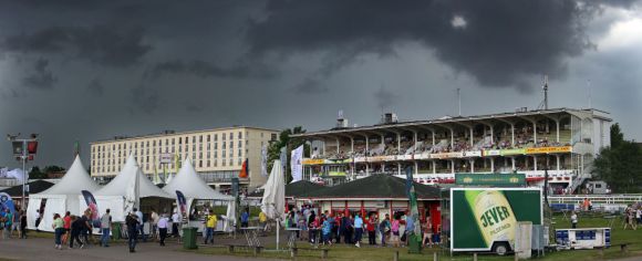 Ein Gewitter braut sich über der Rennbahn zusammen: Die letzten beiden Rennen mussten am Samstag abgesagt werden. www.galoppfoto.d - Frank Sorge