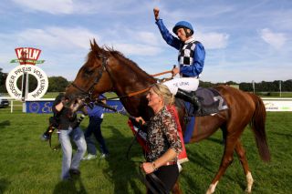 Adrie de Vries feiert den Sieg mit Empoli im Preis von Europa. www.galoppfoto.de - Sandra Scherning