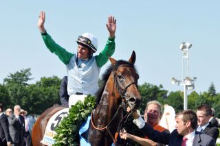 Seinem Namen alle Ehre machte Lucky Speed im Derby, hier bereits geschmückt mit Siegerkranz. Foto: www.galoppfoto,de - Sorge