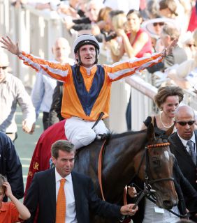 Danedream mit Andrasch Starke und Trainer Peter Schiergen (links) nach dem Sieg im Qatar Prix de l'Arc de Triomphe: www.galoppfoto.de