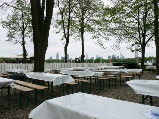 Ruhe vor dem Sturm: Der Biergarten vor der Frankfurter Skyline. Foto: Karina Strübbe