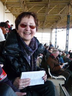 Testerin Helga Müller auf der Tribüne. Foto Karina Strübbe