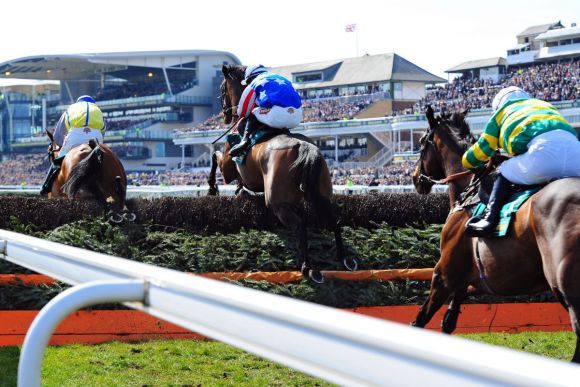 Volle Tribünen in Aintree: Die Liverpooler Bahn hat das Grand National und den Lady's Day. www.galoppfoto.de - John-James Clark