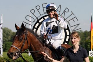 Könnte einen Hattrick schaffen: Altano - hier mit Jozef Bojko nach dem Sieg im 42. Oleander-Rennen. www.galoppfoto.de - Frank Sorge