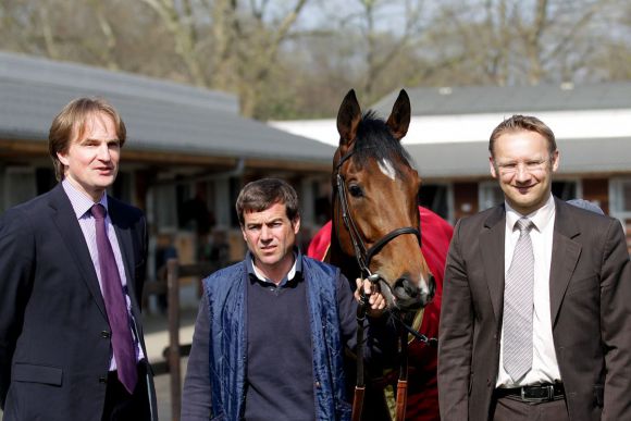 Danedream mit Eckhard Sauren, Trainer Peter Schiergen und Benedikt Faßbender (v. r.). www.klatuso.com