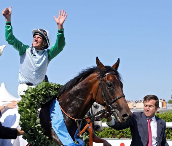 Das Siegerteam zwischen den Schimmeln: Lucky Speed mit Andrasch Starke und Trainer Peter Schiergen nach dem Sieg im Sparda 144. Deutsches Derby. www.galoppfoto.de - Frank Sorge