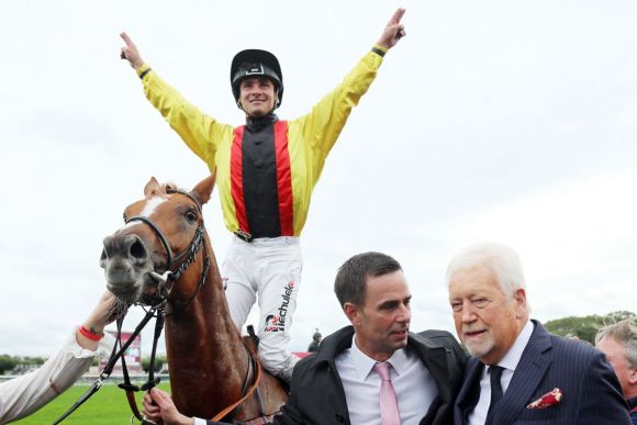 Das Torquator Tasso-Team auf einer Traumreise nach dem Sieg im Arc: Torquator Tasso mit René Piechulek, Besitzer Peter.Michael Endres und Trainer Marcel Weiß auf dem Geläuf in Longchamp. ©galoppfoto - Frank Sorge