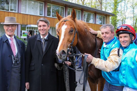 Starke Saison auch ohne großen Treffer: Degas nach dem Kölner Maidensieg mit Dr. Günter Paul, Markus Klug und Adrie de Vries. www.galoppfoto.de - Sandra Scherning