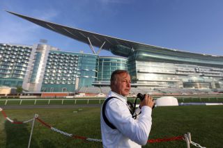 Freddy Head bei der Morgenarbeit in Dubai: Zu den Chancen seines Schützlings Solow im Dubai Turf äußert sich der französische Trainer in diesem Video: https://www.youtube.com/watch?v=PieteI2wjQw - Foto: Peter Heinzmann