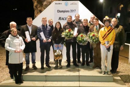 Ehrung der Champions 2017 am letzten Renntag des Jahres mit vielen Stellvertretern: Anwesend waren nur Robin Weber (4.v.l.) als bester Nachwuchsreiter, Trainer-Champion Markus Klug (7.v.l.), sowie Frank Dorff und Robert Niederprüm (8. und 9.v.l.) für das Gestüt Röttgen, das das Championat bei den Züchtern und Besitzern gewann, als erfolgreichster Besitzer von Hindernis-Pferden Eugen Andreas Wahler (3.v.r.) und Lilli-Marie Engels (2.v.r.) als beste Amateurreiterin. Alle anderen ließen sich in Dortmund vertreten. www.klatuso.com - Klaus-Jörg Tuchel