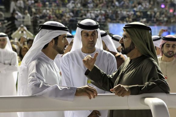 Ein Bild aus der Vergangenheit: Trainer Mahmood al Zarooni flankiert von Sheikh Mohammed bin Rashid al Maktoum (rechts) und dessen Sohn Hamdan bin Mohammed al Maktoum (links). www.galoppfoto.de - Frank Sorge
