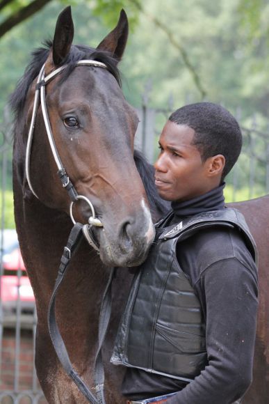 "Mir ist ein Stein vom Herzen gefallen!": Jockey Eduardo Pedroza mit Novellist - hier nach dem Training in Ravensberg. www.rennstall-woehler.de - Susanne Wöhler