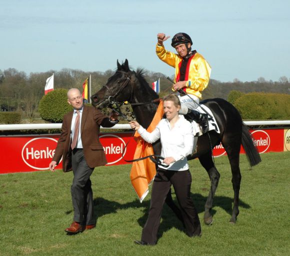 Auftakt nach Maß für den neuen Trainer im Diana-Stall: Jens Hirschberger mit dem Auenqueller Global Thrill unter Adrie de Vries, der erste Gruppesieger des Jahres 2013 in der wettenleip Frühjahrsmeile in Düsseldorf. Foto: Gabriele Suhr