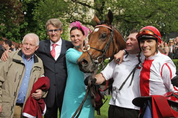 Erster Gruppesieg am Hochzeitstag: Gestüt Haus Ittlingens Felician mit Trainer Ferdinand Leve (2. v. l.) und seiner Frau Janet Leve-Ostermann mit Albert Kaestner (links) und Jockey Lennart Hammer-Hansen. www.galoppfoto.de - Sarah Bauer