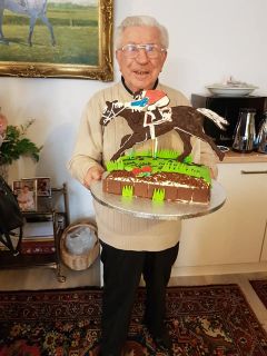 Mit der passenden Geburtstagstorte: Hein Bollow feierte seinen 98. Geburtstag. Fotos: Courtesy by Gisela Herzog
