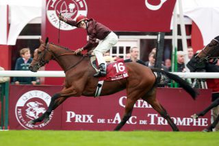 Lady Marian mit Dominique Boeuf als Siegerin im Prix de l&amp;#039;Opera, der größte Erfolg für die Stauffenberg-Zucht: die Familie ist mit La Martina und La Reine Noir in Itlingen noch bestens vertreten. www.galoppfoto.de