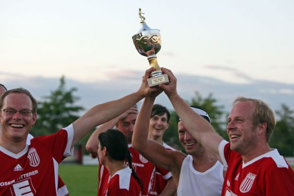 Auch bei den Galoppern wird gekickt, kleiner Ausflug in die Vergangenheit: Ex-Profi Markus Münch (rechts) mit dem Ehrenpreis nach dem Fußballspiel der Hafersäcke gegen die Prominentenauswahl des KSC. www.galoppfoto.de - Frank Sorge