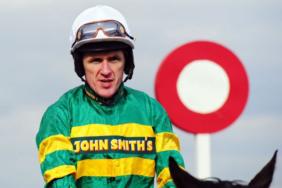 Historischer Treffer: Tony McCoy landete am vergangenen Donnerstag Sieg Nummer 4000, ist damit erfolgreichster Hindernis-Jockey aller Zeiten. www.galoppfoto.de - Peeo Ploff