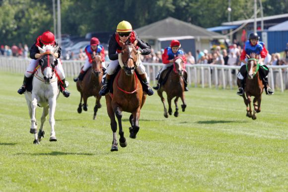 Montini mit Robin Weber gewinnt eines der beiden Hamburger Ponyrennen im letzten Jahr. www.galoppfoto.de - Frank Sorge