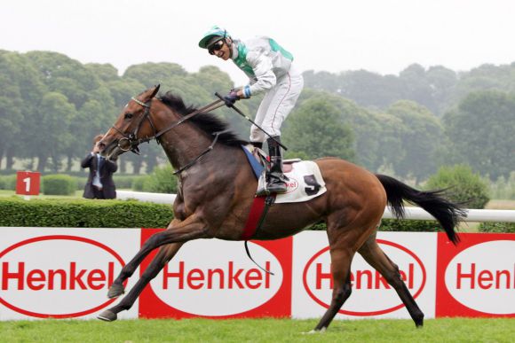 Mittlerweile Mutterstute in Japan: Stall Lintecs Mystic Lips mit Andreas Helfenbein als Sieger im Henkel Preis der Diana (Gr. I) 2007. www.galoppfoto.de - Frank Sorge