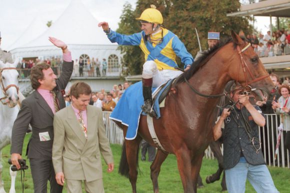 Nach dem Sieg im 126. Großen Preis von Baden im Jahr 1998: Tiger Hill, Besitzer Georg Baron von Ullmann, Trainer Peter Schiergen und Jockey Andreas Suborics. www.galoppfoto.de - Frank Sorge