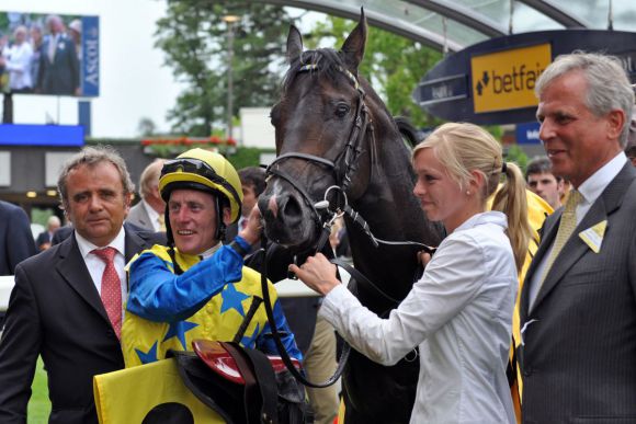 Der größte Zuchterfolg: Dr. Christoph Berglar (rechts) nach Novellists Sieg (in Rekordzeit!) in den King George VI and Queen Elizabeth Stakes (Gr. I) mit Johnny Murtagh und Trainer Andreas Wöhler. www.galoppfoto.de - John James Clark