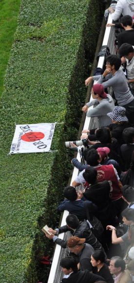 Orfevre und Kizuna lockten zwischen 6000 und 10000 japanische Fans nach Longchamp. Foto: John James Clark