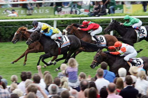 Der Derbyzweite und der Derbydritte des letzten Jahres treffen im Großen Preis der Badischen Unternehmer aufeinander: Pastorius (rechts) mit Terence Hellier gewinnt das 143. Deutsche Derby vor Novellist in der Mitte und Girolamo (links). www.galoppfoto.de - Frank Sorge