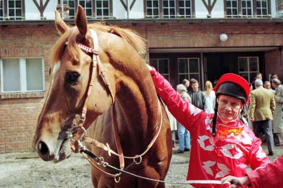 Noch 1992 im Jockey-Dress: Peter Alafi mit Basualdo in Hoppegarten, bevor ein Sturz seine Karriere beendete. www.galoppfoto.de
