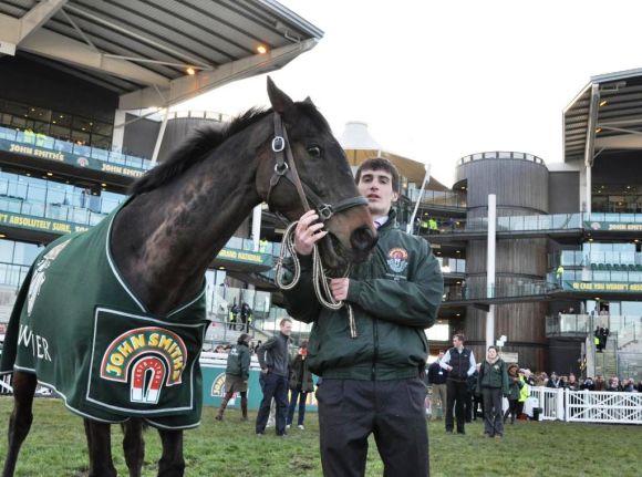 Premiere für den Grand National-Sieger: Frisch und munter präsentiert sich Auroras Encore mit Ryan Mania am Samstag nach den Rennen dem (noch nüchternen) verbliebenen Publikum. www.galoppfoto.de - John-James Clark