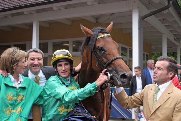 Perfektes Timing: Listensieger Salut mit Andrasch Starke, Besitzer Rolf Harzheim und Trainer Peter Schiergen (rechts) nach dem Sieg. www.galoppfoto.de - Frank