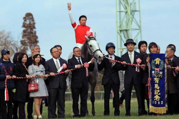 Siegerehrung für Gold Ship mit Hiroyuki Uchida nach dem Sieg im Arima Kinen. www.galoppfoto.de -  Ito Yasuo