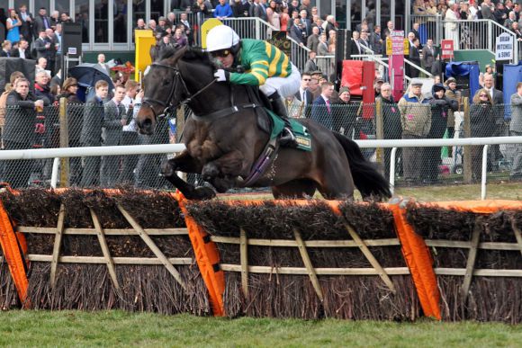 In seiner eigenen Liga unterwegs: Hindernis-Champion Tony McCoy - hier mit At Fishers Cross als Sieger in den Sefton Novices&amp;#039; Hurdle. www.galoppfoto.de - John James Clark