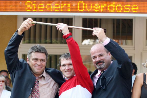 Feiern den Sieg von Overdose in der 138. Goldenen Peitsche: Trainer Sandor Ribarszki, Andreas Suborics und Besitzer Zoltan Mikoczy in Baden-Baden. www.galoppfoto.de - Frank Sorge