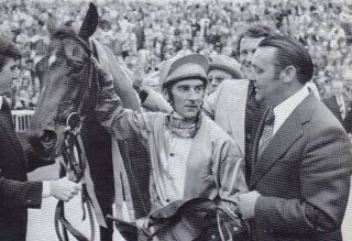 1975 - Trainer Theo Grieper empfängt Star Appeal und Jockey Greville Starkey: nach dem Sieg im Prix de l'Arc de Triomphe für den Stall Moritzberg von Waldemar Zeitelhack. Foto: Archiv