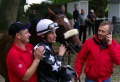 Sieeirn Quesada mit 2-j.-Stutenrennen in Mülheim mit Jockey Alexander Pietsch und Trainer Waldemar Hickst (am Telefon). www.dequia.de