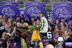 Volles Haus in der der Winner's Enclosure: Mucho Macho Man, Gary Stevens und Besitzer. Foto: www.galoppfoto.de - Petr Guth/Sorge