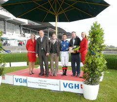 Trainer Stefan Wegner und Jockey Alexander Pietsch mit dem Stall Skyteam. (Foto: Gabriele Suht)