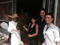 Die Züchterin und Besitzerin Gabriele Gaul mit Eric nach dem 4. Platz im Deutschen Derby mit Sabrina Wandt und Alexa von der Recke. Foto: privat