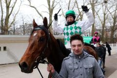 Andrea Glomba gewinnt die Perlenkette mit einem lupenreinen Hattrick: Hier mit Pagan Warrior, mit dem sie auch den 1. Lauf gewonnen hat, nach dem Finallauf in Neuss. www.klatuso.com - Klaus-Jörg Tuchel