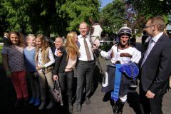 Silvery Moon mit Jockey Andrasch Starke, Trainer Mario Hofer, Mitbesitzer Eckhard Sauren und Fans nach dem ersten Sieg im Absattelring. Foto: www.galoppfoto.de - Sandra Scherning