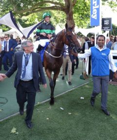 Nearly Caught und Umberto Rispoli gewinnen den Prix Kergolay, Gr. II, in Deauville. www.dequia.de 