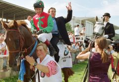 3 - Der Derbysieger Belenus  mit Kevin Darley nach dem Sieg im Deutschen Derby mit Manfred Hofer im huckepack. Foto: www.galoppfoto.de