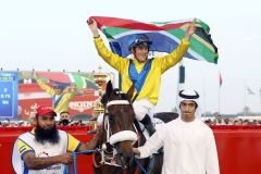 Christophe Soumillon feiert den Derbysieg mit der südafrikanischen Flagge. www.galoppfoto.de - Frank Sorge